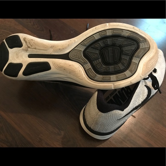 White and black nikes - Picture 3 of 5